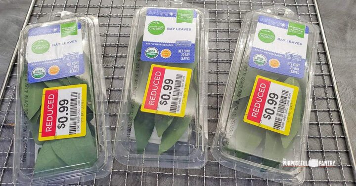 月桂樹の葉は、食料品店の販売ステッカーが付いたプラスチック容器に入っています